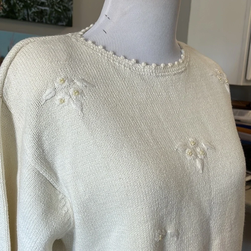 VINTAGE LIZ CLAIBORNE FLORAL EMBROIDERED BEADED KNIT SWEATER IVORY WHITE SIZE 8P - Picture 3 of 15